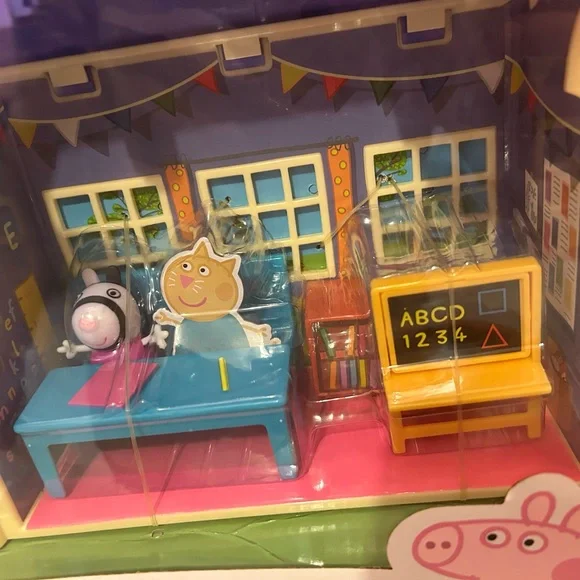 Peppa Pig School Playset & Figures NEW !! - Picture 9 of 9